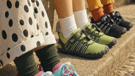 Kinder mit Barfußschuhen für natürliche Bewegung und wachsende Füße
